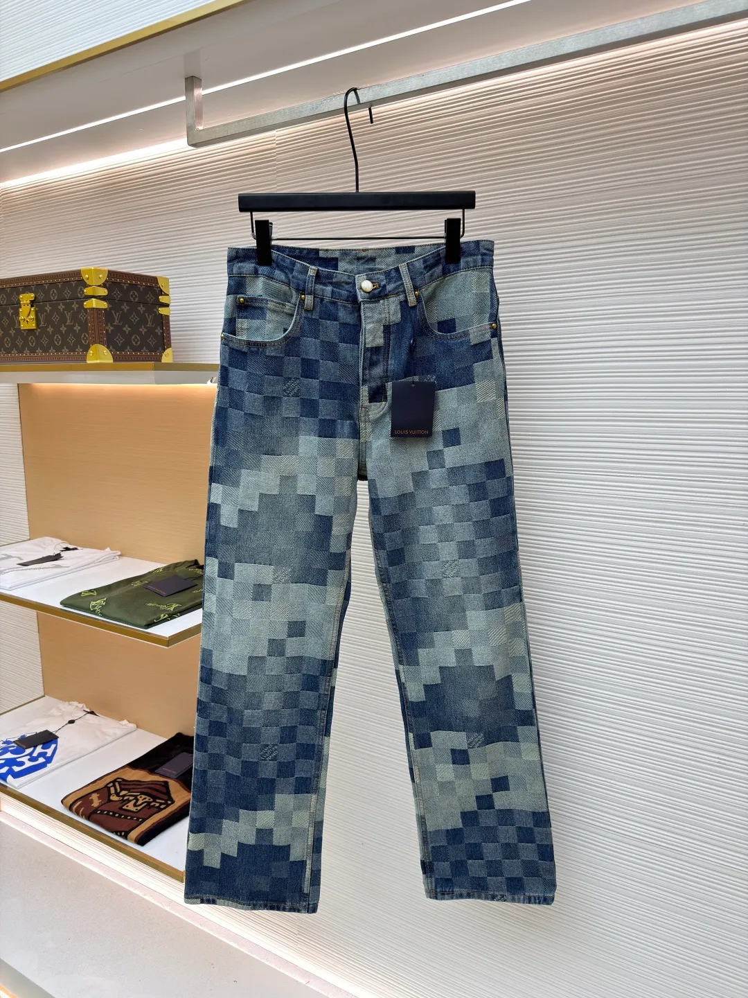 LOUIS VUITTON checkerboard mosaic denim trousers ●Authentic product: 15,000 purchased and developed ●Item number: 1680885-B40 ●Fabric: denim fabric ●Technology: Jacquard technology ●Version: Fitted version ●Size: 30-32-34-36 ●Weight: about 1250g ●Description: Gradient mosaic plaid fabric is developed as it is and the letter jacquard on the denim is restored The minimum order quantity for the pearl hardware laser engraving logo is 6w. The cost of a single pearl button is RMB. The details are processed perfectly. After the garment is ready, the enzyme soaking and washing process is used to make the denim slightly yellowed to show the traces of time. Finally, the buttons are hand-buttoned. Machine equipment cannot be used for buttoning because the button material is pearls. The scrap rate of machine buttoning is 40%. The 13 pearl buttons on the whole body are all hand-buttoned. Unreplicable works of art pay tribute to Fei Dong. The overall wiring is straight and delicate, the fabric is comfortable and soft, and the color is consistent without color difference. It can be matched with the same style to create a fashionable look and control various occasions. Customized accessories, complete with three standards, same style for men and women!